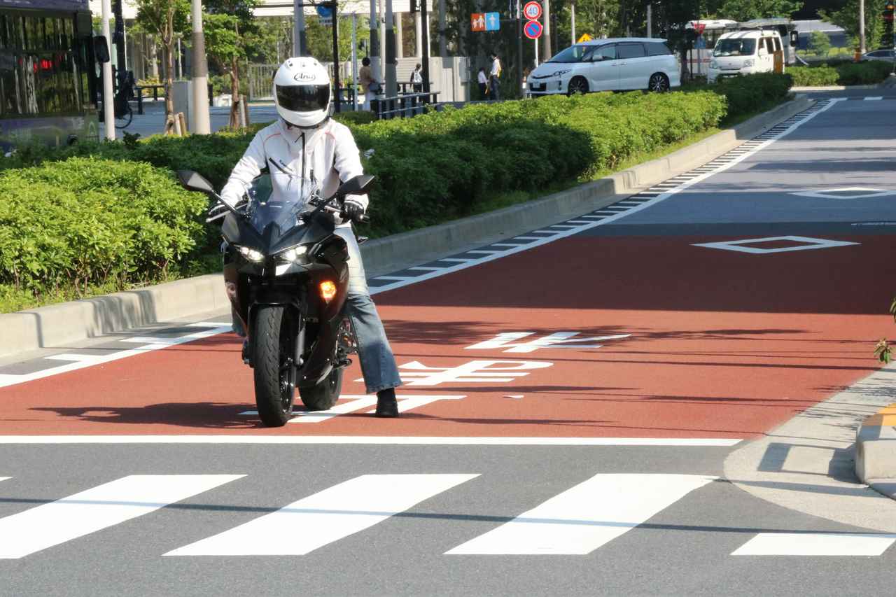 画像: ▲信号待ちなどで停車している際もしっかり車体を支えられるので安心感抜群です。