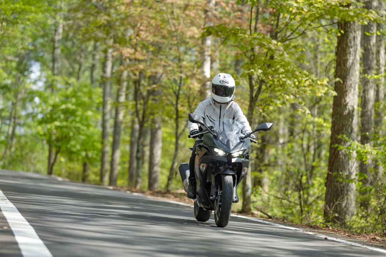 画像1: 気になるNinja 500で街乗りレビュー｜大型二輪車だけど日常使いが“ダントツ”でしやすい理由は……？【インプレッション】