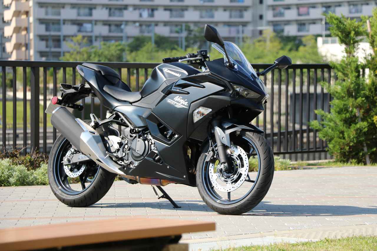 画像: Kawasaki Ninja 500 2026年モデル 総排気量：451cc エンジン形式：水冷4ストロークDOHC4バルブ並列2気筒 シート高：785mm 車両重量：171kg 発売日：2026年2月28日 税込価格：89万1000円  ▶▶▶車両情報の詳細はこちら