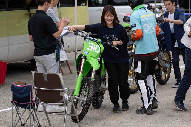 画像1: ▲レースはとっても和気あいあい！ 女性や子どもも多く「運動会」のような楽しい雰囲気でした。「PARKS FIVE Championship」は、はじめての人でも安心して参加できますから、気になる人は 公式サイト をチェックしてみてください。