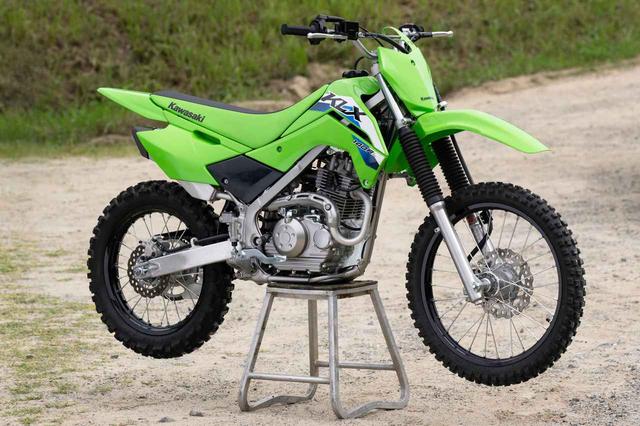 画像1: Kawasaki KLX140R L 2026年モデル 総排気量：143cc エンジン形式：空冷4ストロークSOHC2バルブ単気筒 シート高：800mm 車両重量：95kg 発売日：2025年12月1日 税込価格：46万4200円  ▶▶▶車両情報の詳細はこちら