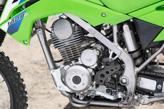 画像: ▲KLX140R Lは排気量143ccの空冷4ストローク単気筒エンジンを搭載。125ccモデルよりもパワーにゆとりがあり、扱いやすいのが特徴です。