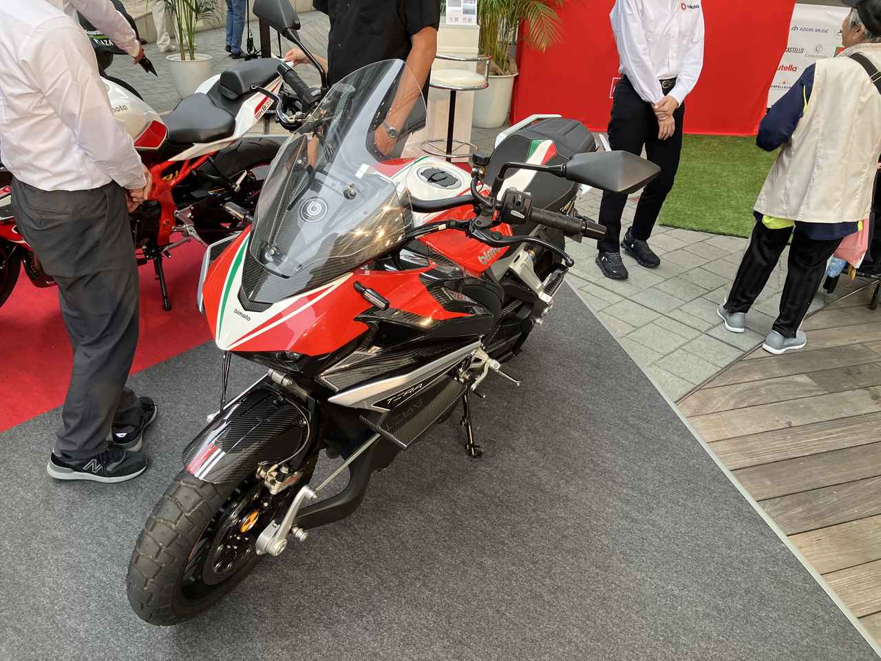 画像: ▲クロスオーバーモデルでスーパーチャージドエンジン、独特なセンターハブステアリング機構など、ひときわ異彩を放つTESI H2 TERA。