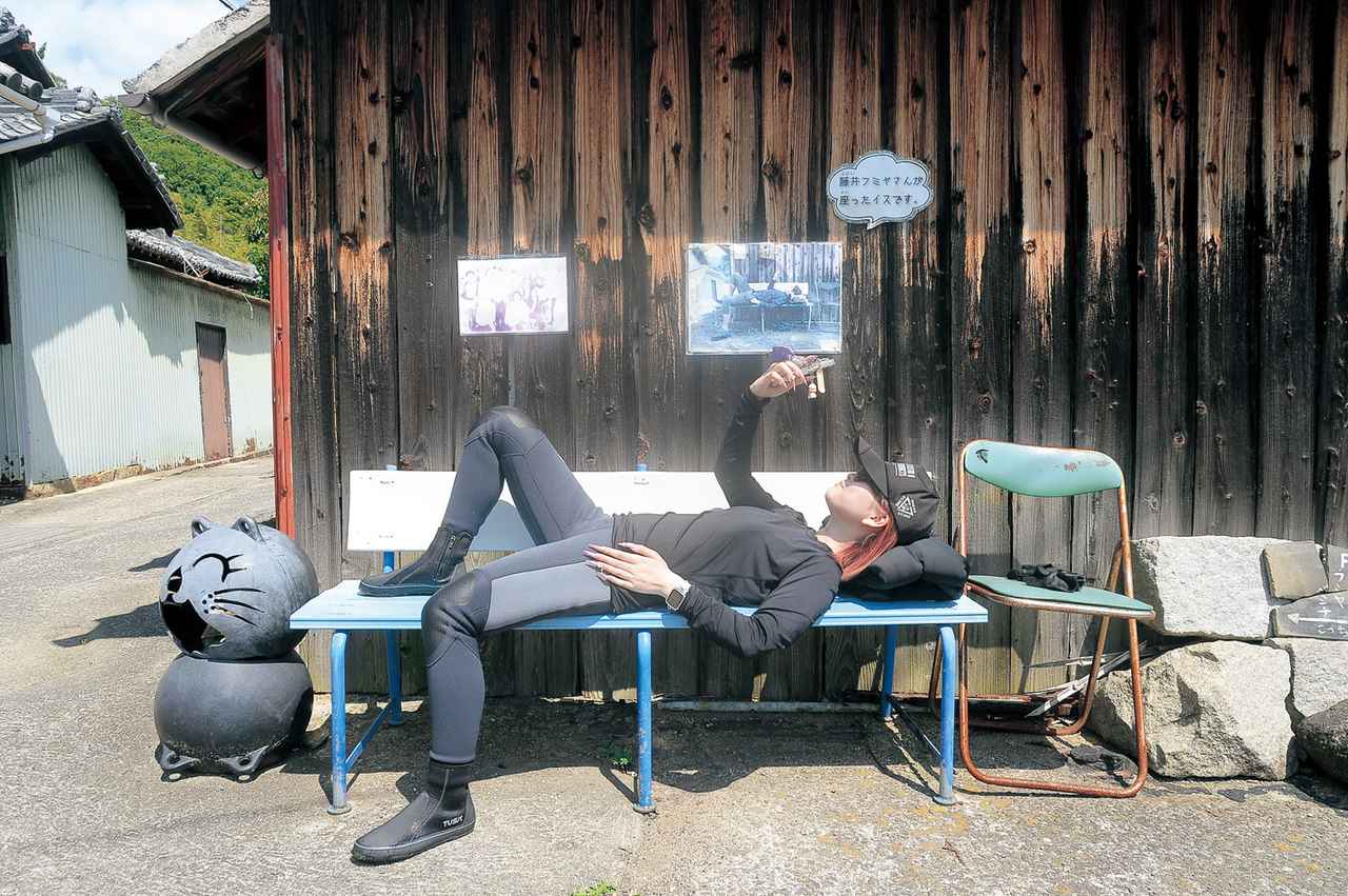 画像: ▲粟島が大好きなアーティスト、藤井フミヤさんが寝そべったベンチ。