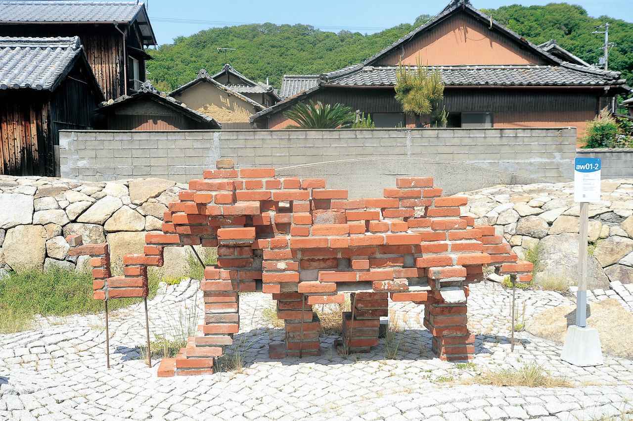 画像: ▲粟島沖の海底に沈んだ船から引き揚げた、レンガで制作した象の彫刻。