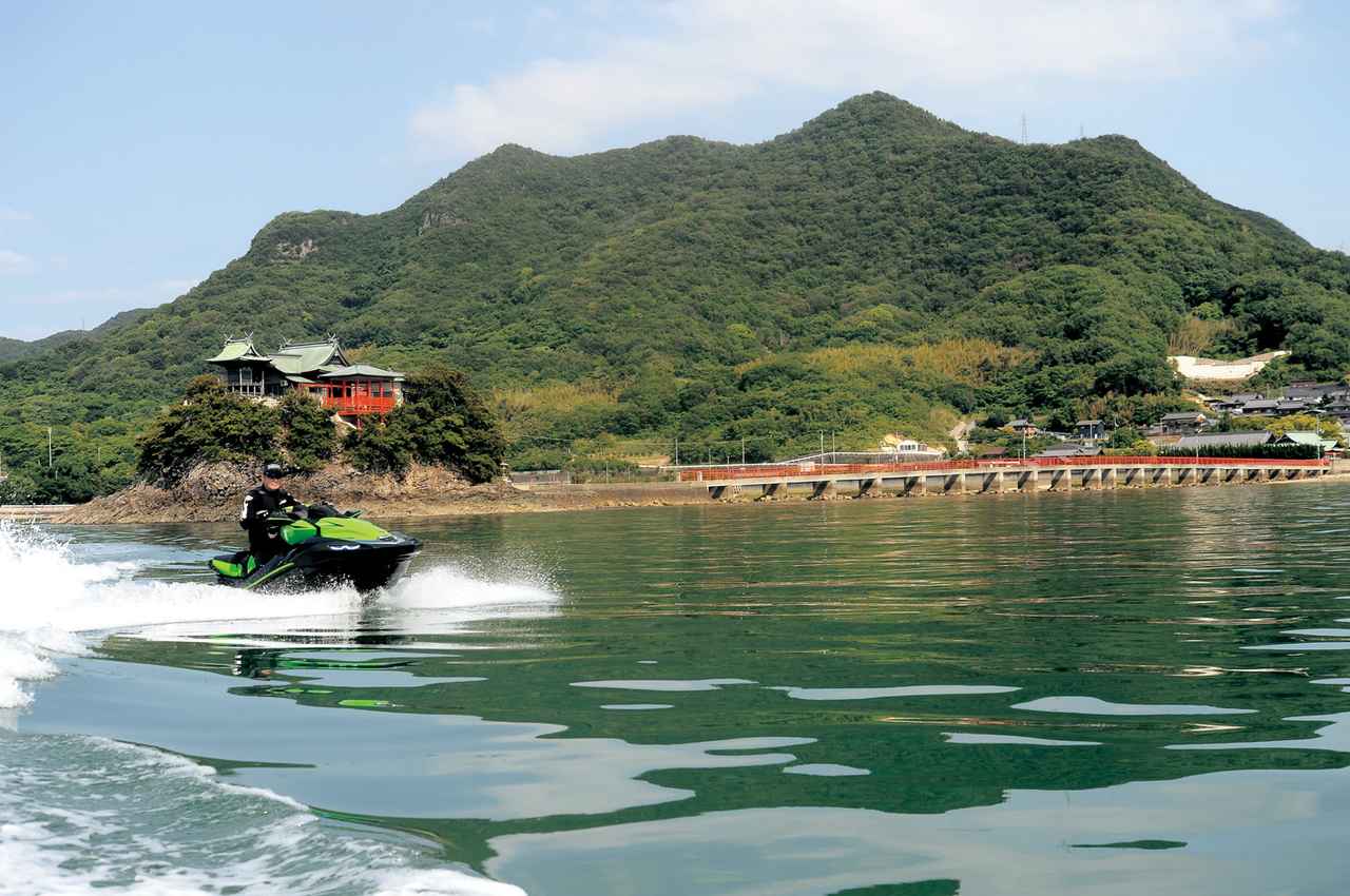 画像: ▲三豊市三野町の沖に浮かぶ小さな島に奉られた「津島神社」。