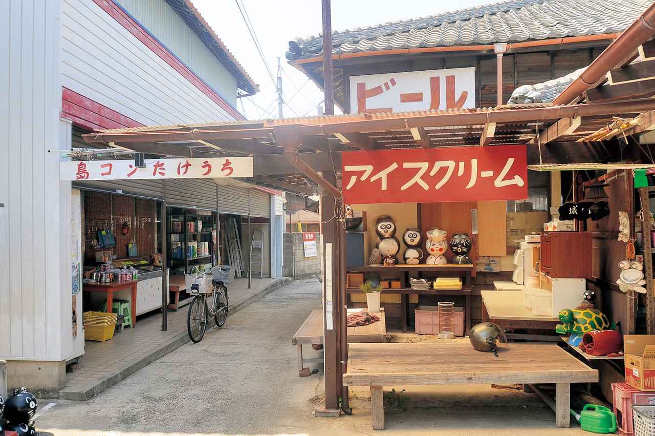画像: ▲昭和のレトロな雰囲気が漂う、島コン（島のコンビニ）たけうち。