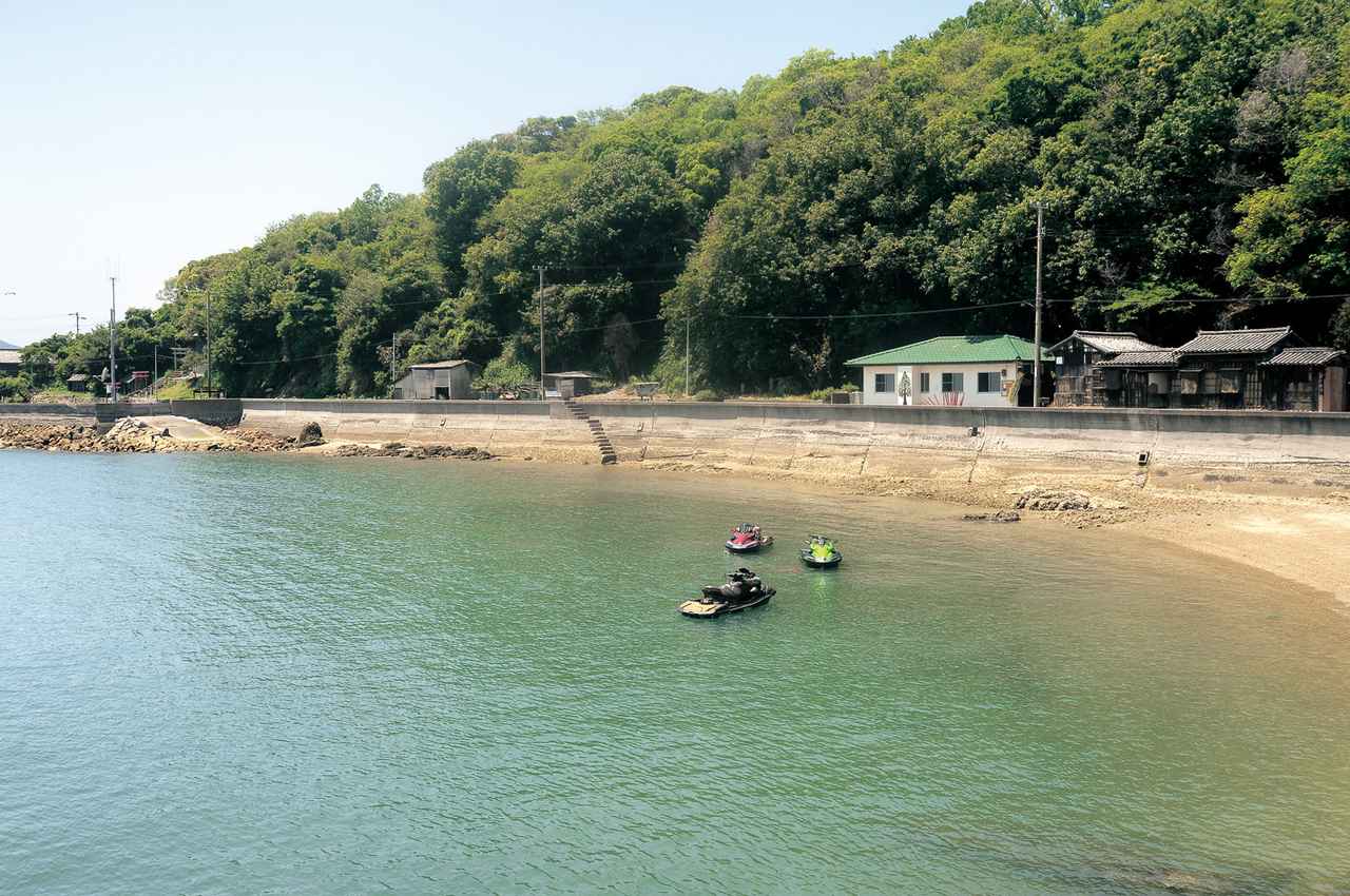 画像: ▲フェリー乗場の隣に位置する、本村の入り江にジェットスキーを係留。