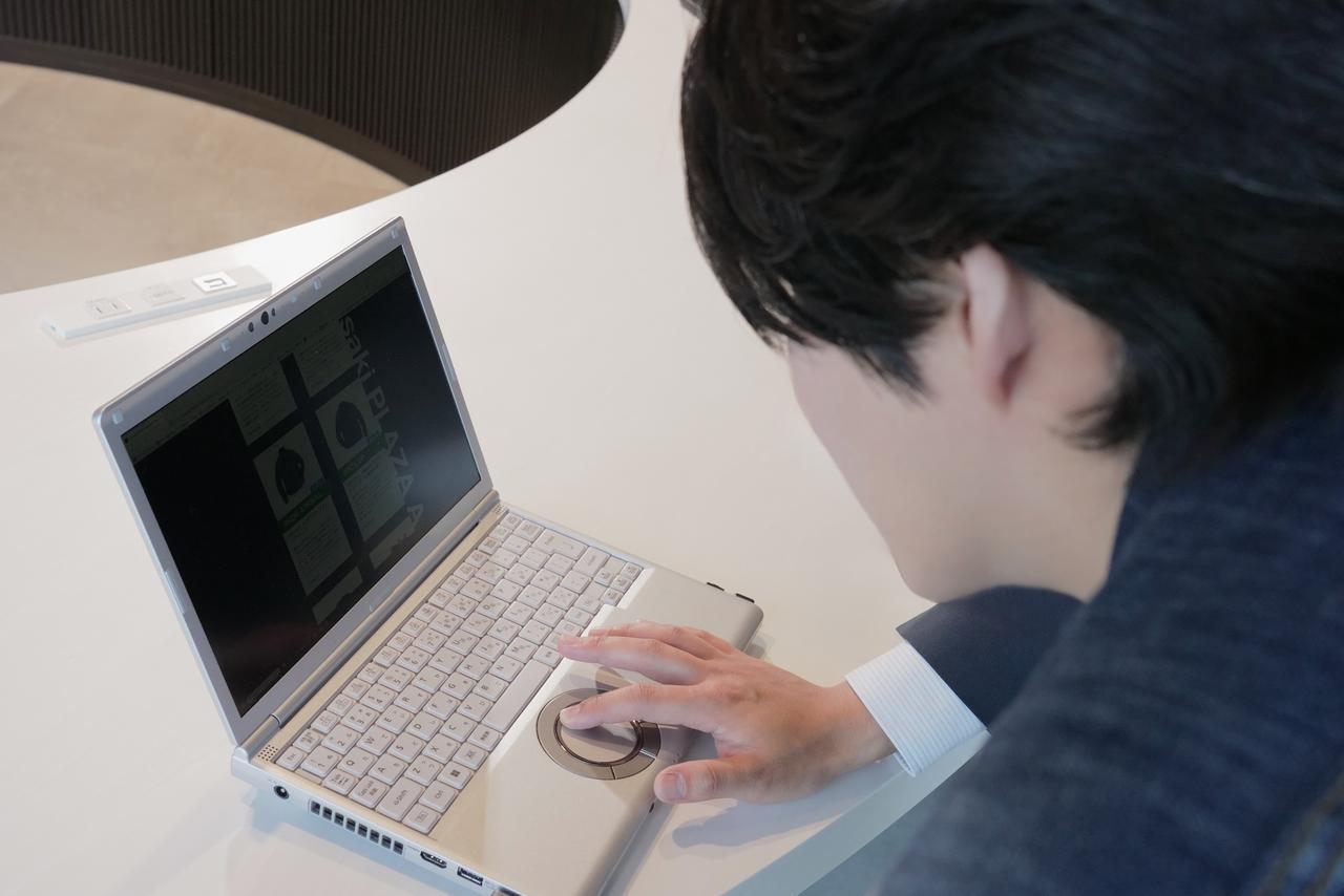 画像: ▲「こんな感じのウエアもあるんですね！」とプラザアパレルのラインナップを見て笑顔を見せてくれました。