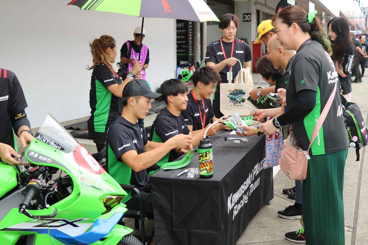 画像2: ▲決勝前日のピットウォークの様子。Kawasaki Plaza Racing Teamのブースの前には長蛇の列ができていました。