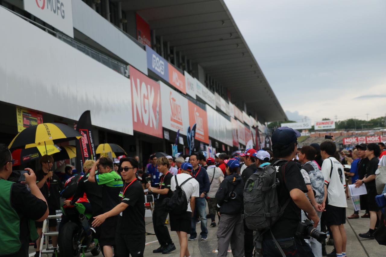 画像1: ▲決勝前日のピットウォークの様子。Kawasaki Plaza Racing Teamのブースの前には長蛇の列ができていました。