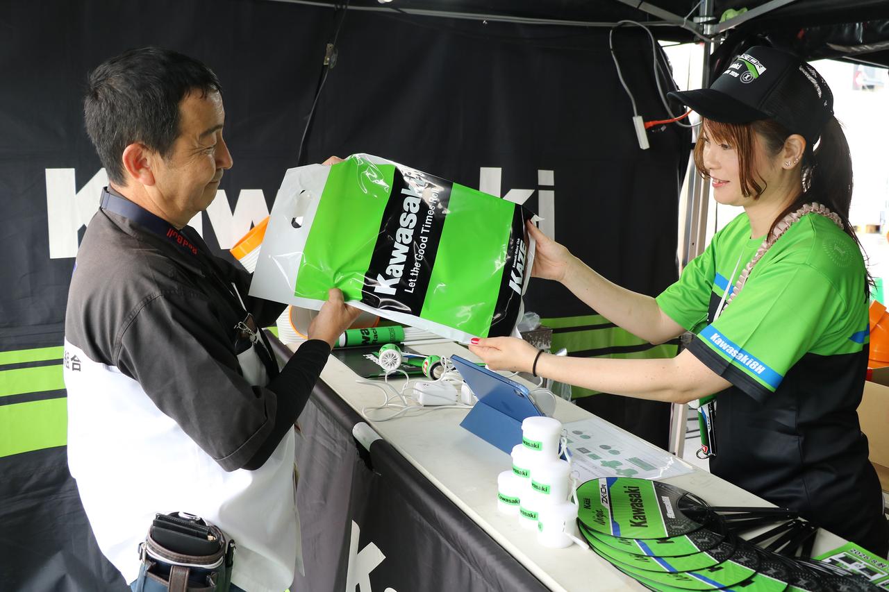画像10: 雨でも大盛り上がり! 鈴鹿8耐のカワサキブースが想像以上にアツかった|Kawasaki Plaza Racing Teamのマシンや新車展示もずらり!【鈴鹿8耐・GPスクエア イベントレポート】