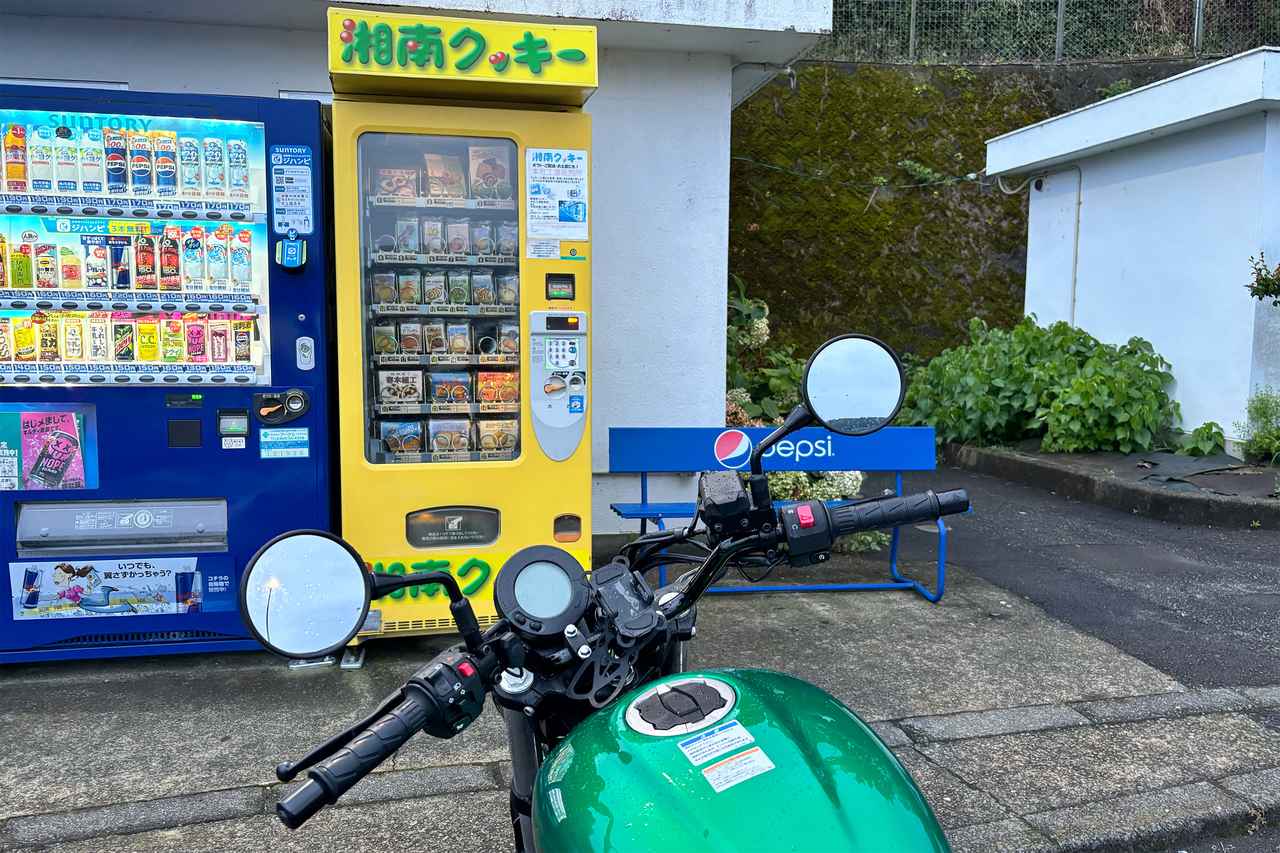 画像1: ▲自販機で購入した湘南クッキー(150円)。糖分は疲れた体に染みますね。
