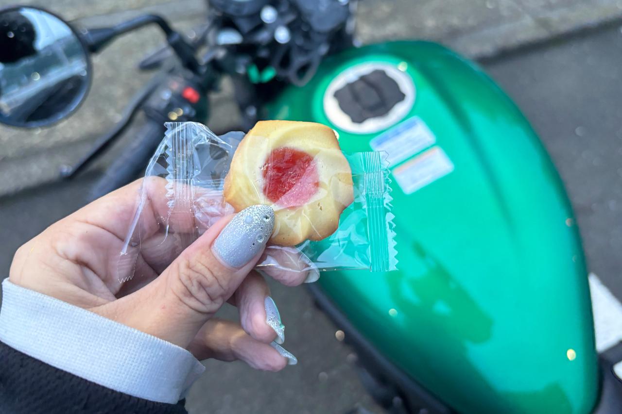 画像2: ▲自販機で購入した湘南クッキー(150円)。糖分は疲れた体に染みますね。