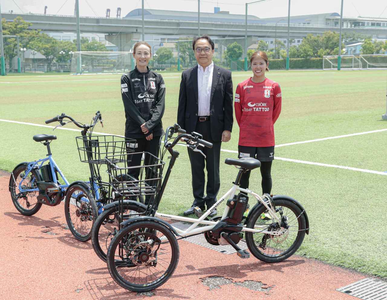 画像: 左からINAC神戸レオネッサ宮本ともみ監督、川崎重工業株式会社 山本克也副社長執行役員、INAC神戸レオネッサ成宮唯選手