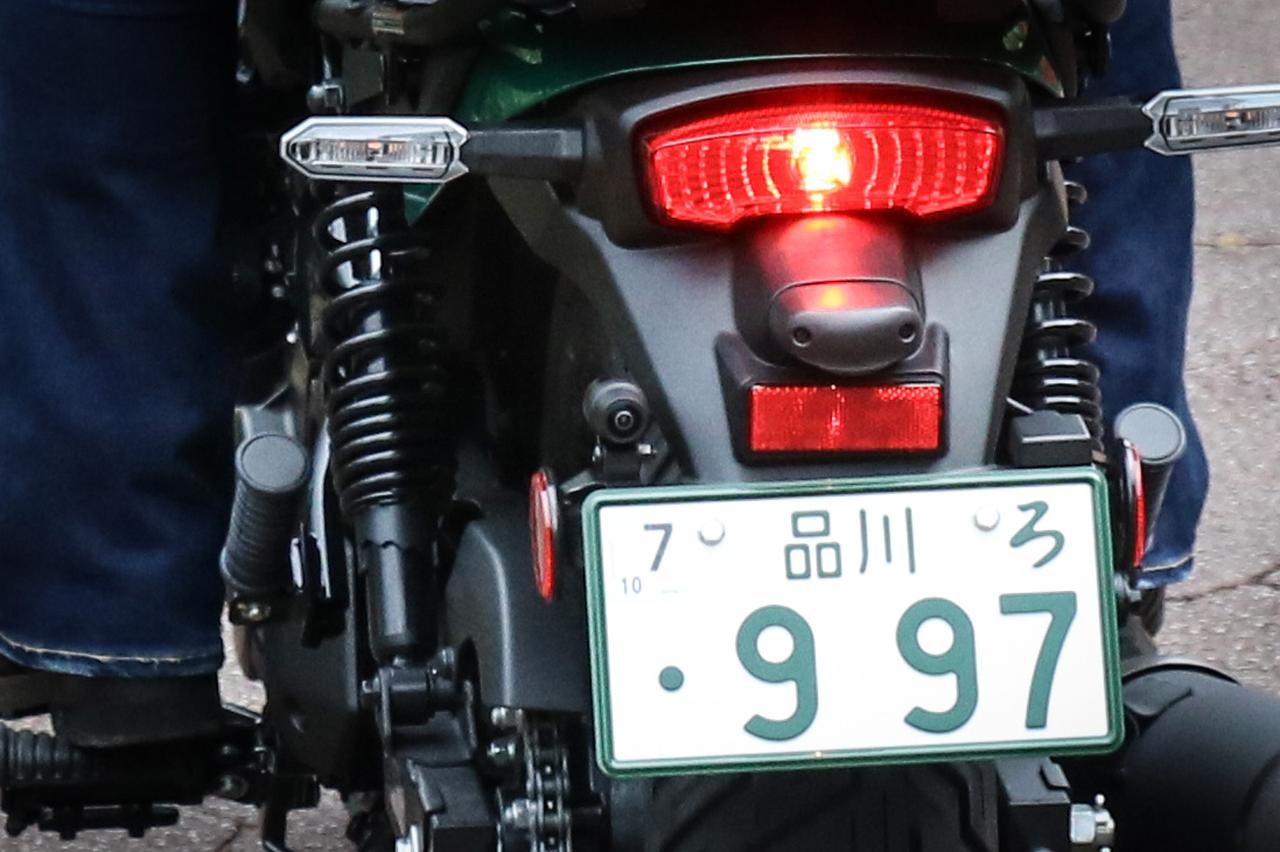 画像: 後方カメラ:ナンバープレート左脇の反射材(リフレクター)ステーに固定