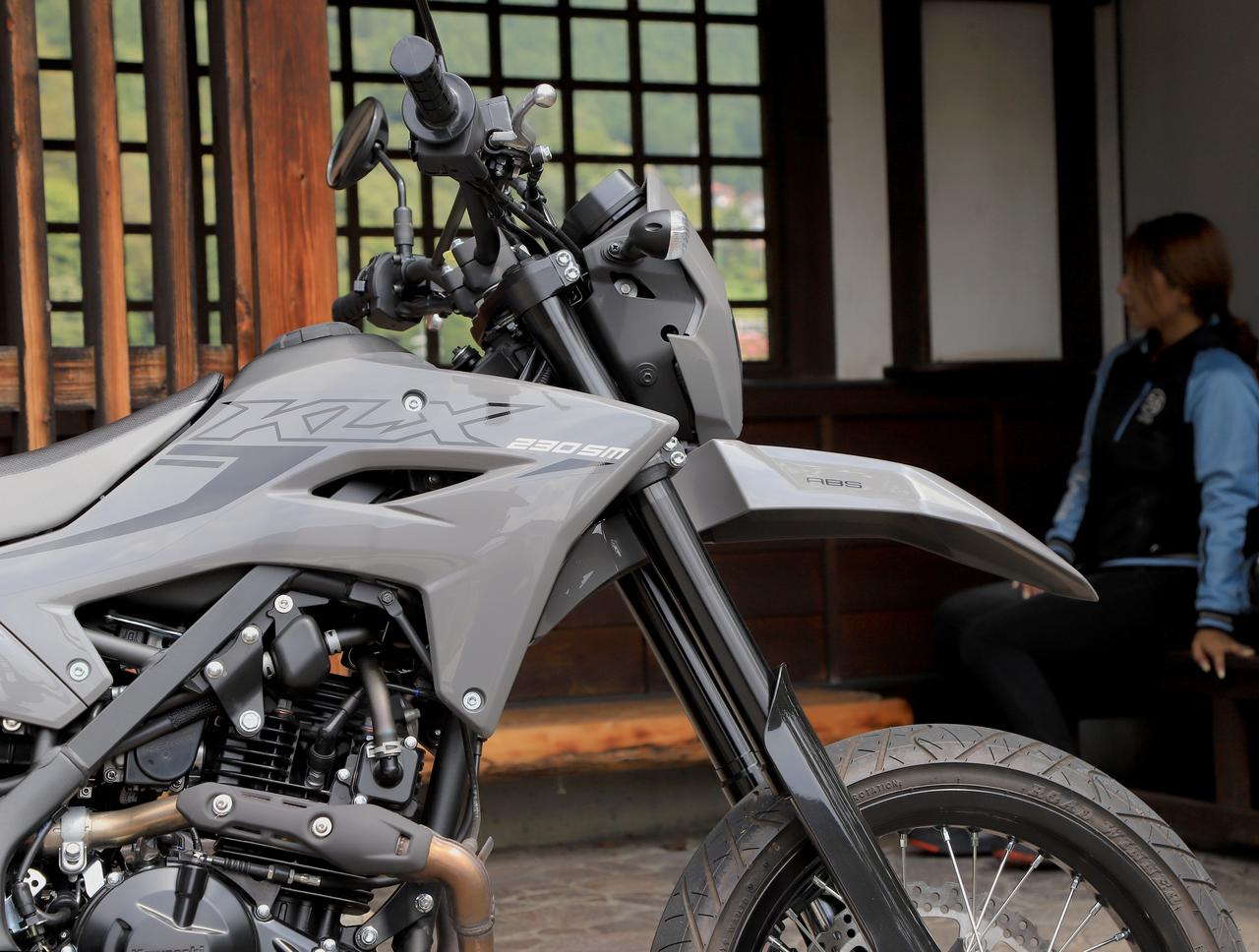 画像: ▶街乗りも峠道も楽しめる「KLX230SM」をレビュー