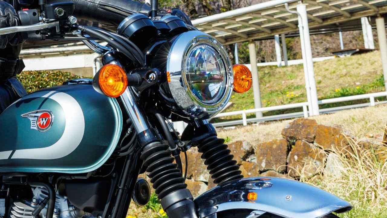 画像: W230の足つき・取り回し・各部装備をチェック