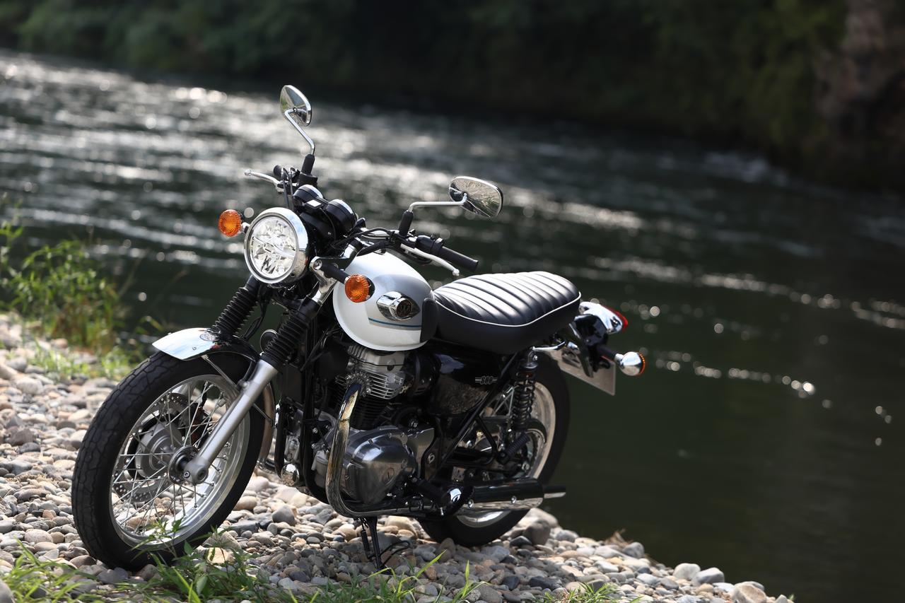画像: Kawasaki W800 2026年モデル 総排気量:773cc エンジン形式:空冷4ストロークSOHC4バルブ並列2気筒 シート高:790mm 車両重量:226kg 税込価格:130万9000円