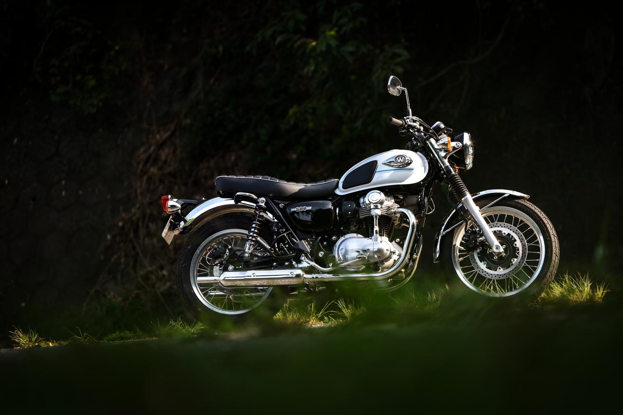 画像: Kawasaki W800 2027年モデル 総排気量：773㎤ エンジン形式：空冷4ストロークSOHC4バルブ並列2気筒 シート高：790mm 車両重量：226kg 税込価格：130万9000円  ▶▶▶W800の詳細はこちら