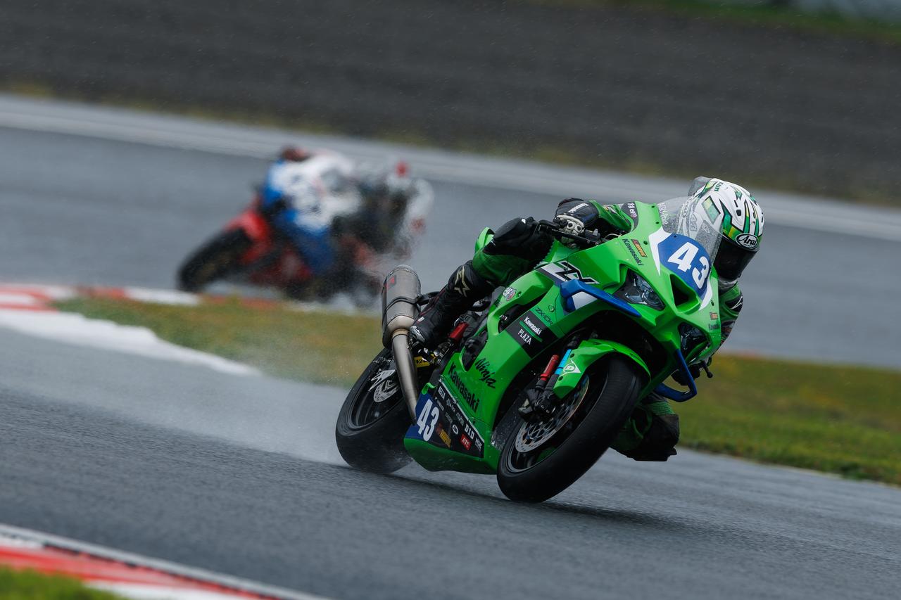画像2: 再びの雨 決勝レースは過酷な15周のサバイバルに