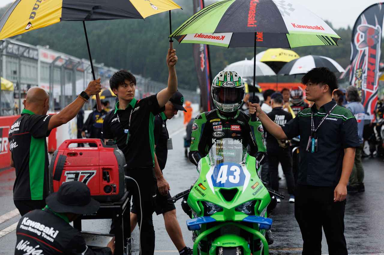 画像1: 再びの雨 決勝レースは過酷な15周のサバイバルに