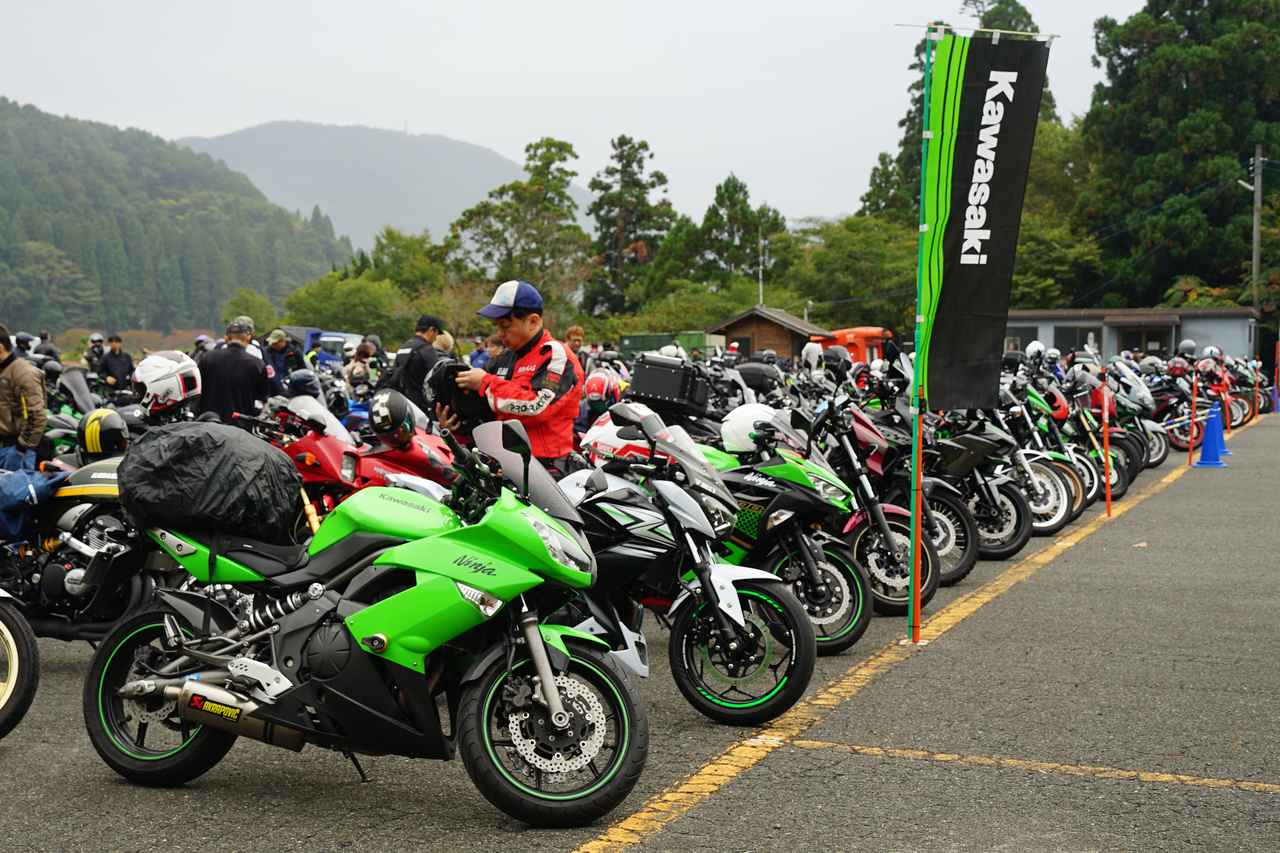 画像: 朝から熱心なライダーが待機！ 変わりやすい山の天気