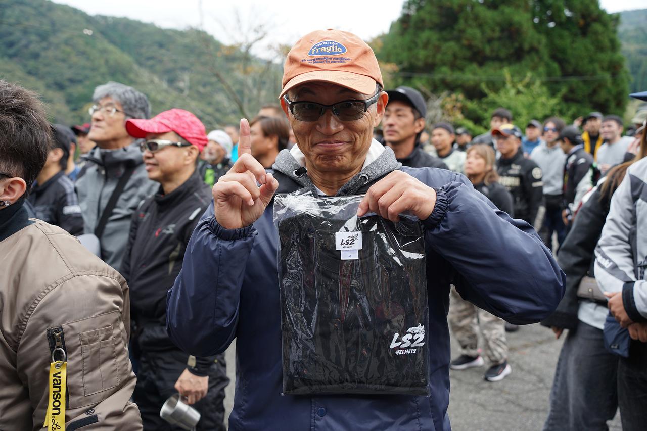 画像2: ▲見事、一番最初に景品をゲットしたのは山口県のまっさるさん。2025年にZ900RSを新車で購入し、若い頃に憧れたZ1風のカスタムをされているのだそうです。