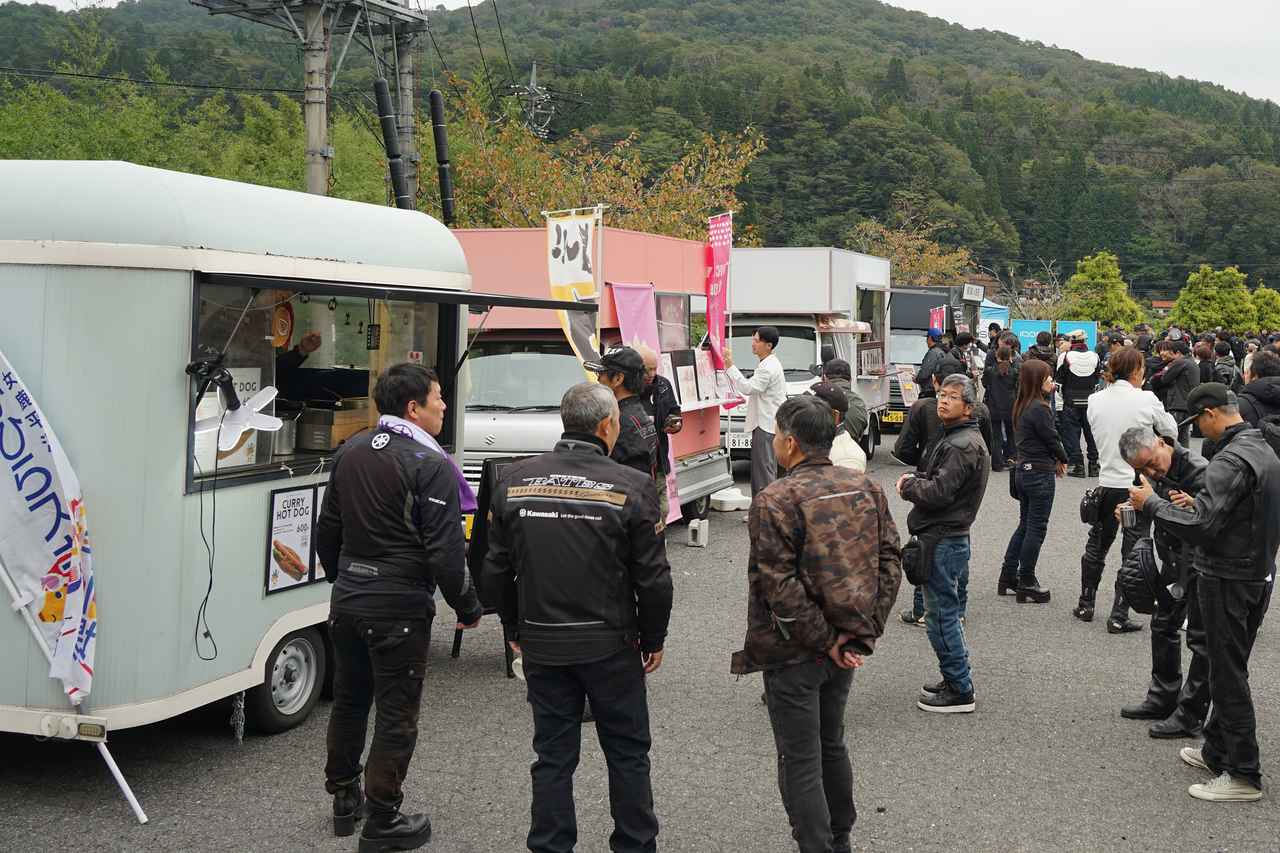 画像: ▲ずらりと並ぶキッチンカーには、地元の名物からコーヒーに相性抜群なメニューまで種類は様々！