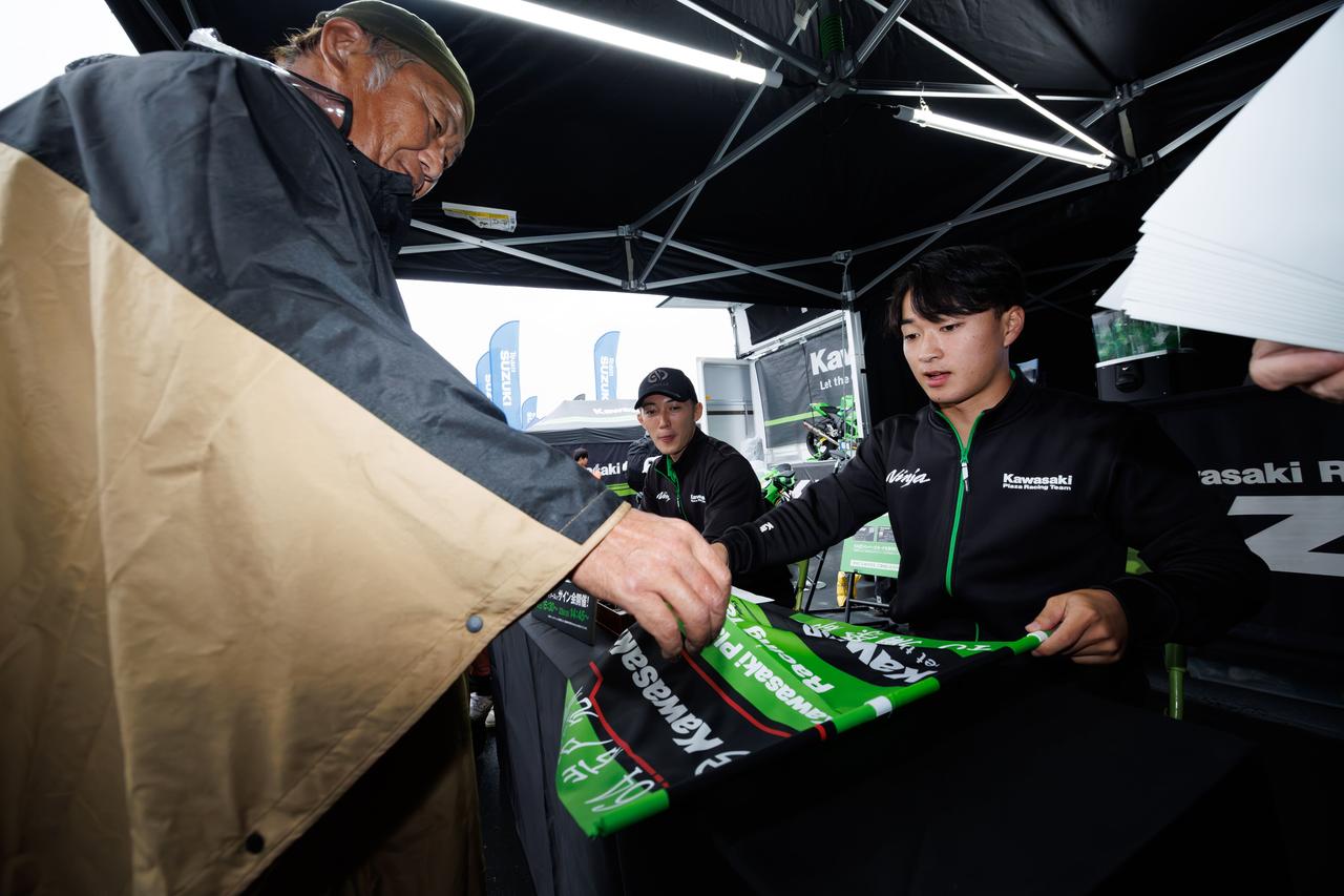 画像: 今年もライムグリーンのグッズを身につけたファンの皆さんがたくさんサーキットに足を運んでくれました！