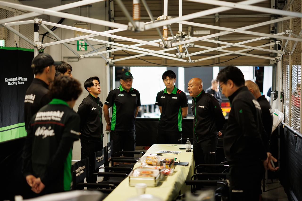 画像: 西嶋修監督のもと今シーズンも戦い抜いた「Kawasaki Plaza Racing Team」。