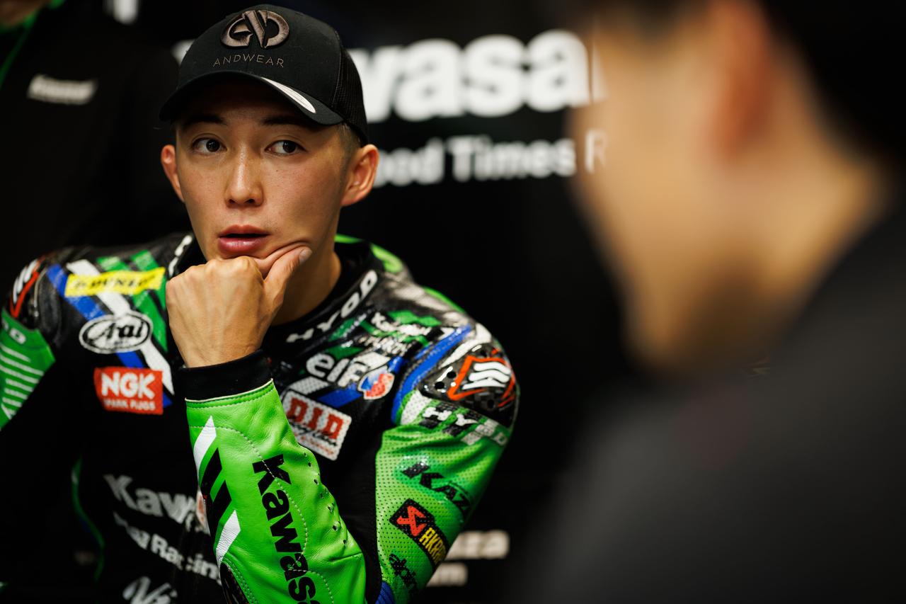 画像: フィードバックを行う岩戸選手。