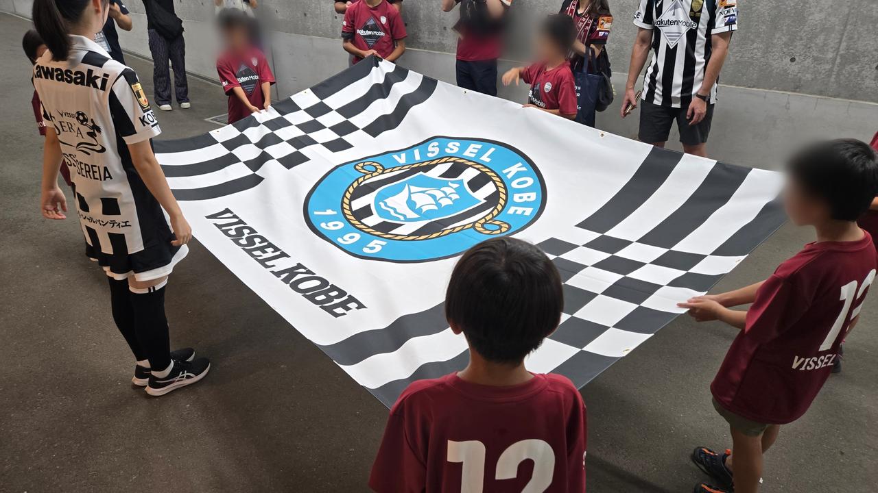 画像: この日の試合前は新旧エンブレムで子供たちが入場