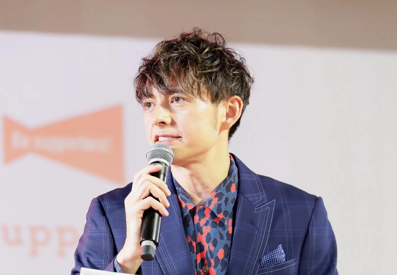 画像: 熱狂的なアーセナルFCサポーターとして知られ、認知症の父を介護した経験を持つタレントのハリー杉山氏がイベントの司会進行を務めた。　主催者提供