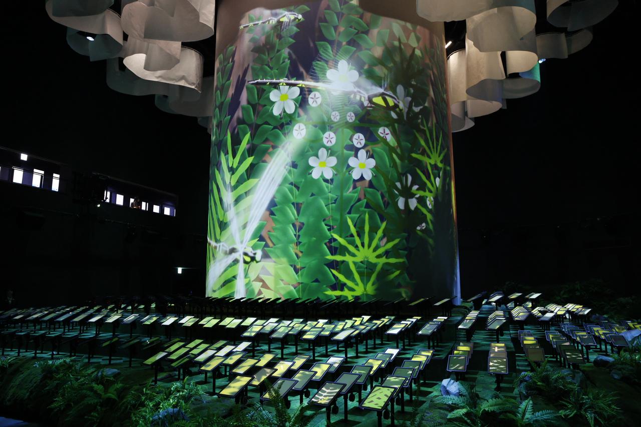 画像: さまざまな色合いの植物が映し出されるライフ劇場の壮大な展示は、まるで自然の中にいるような錯覚を感じさせる。写真:TECH WORLD提供