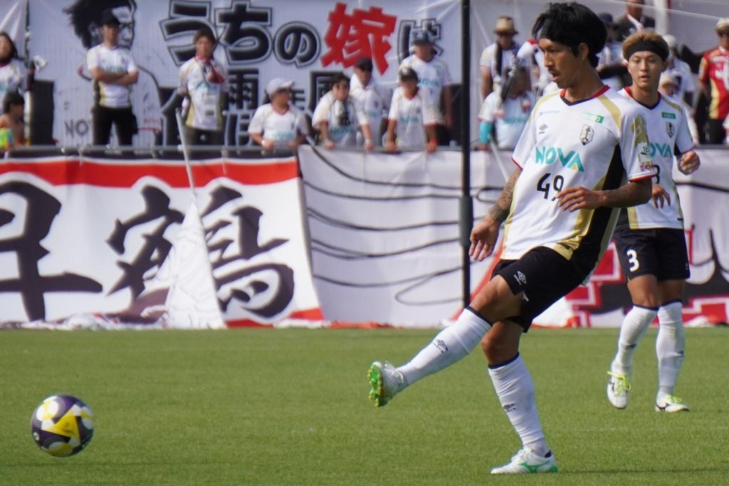 画像: 精度が高い華麗なパスを展開する小林