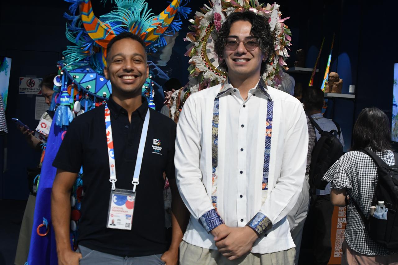 画像: 会期中のパビリオン運営を支えたレイノサリカルド・ロドニー氏(写真左)とスタッフの松岡祭夜氏(右)