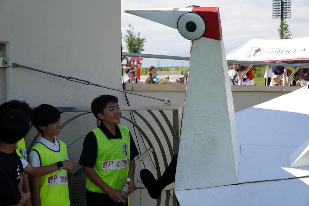 画像: 調子に乗って足で壁ドンをするキヅール