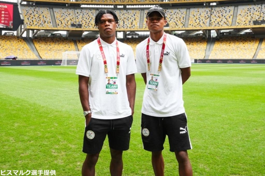 画像: 兄ジェファーソン（左）とフィリピン代表でワールドカップ出場を目指すビスマルク