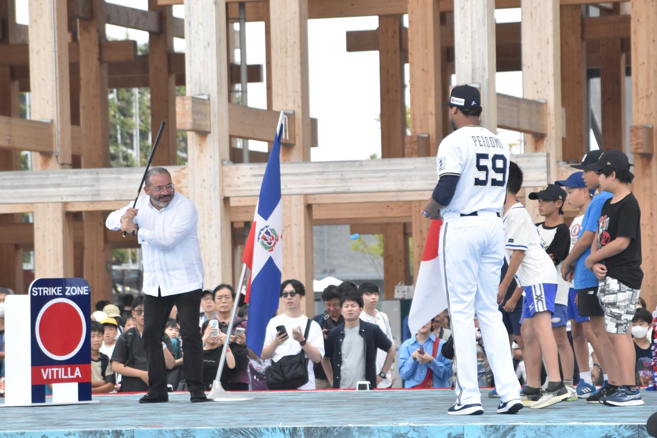 画像: 楽しそうにバットを持ち、子供たちと対戦に臨むエドワルド・ペレス駐日ドミニカ共和国大使