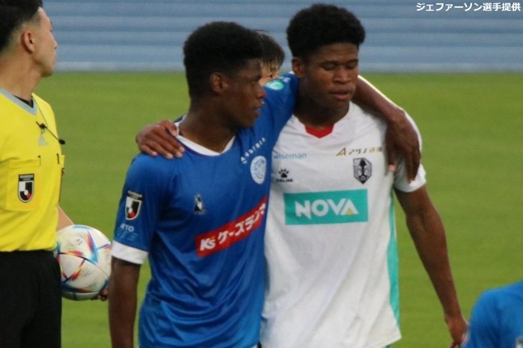 画像: 兄弟対決を終えて健闘をたたえ合う兄ジェファーソン（左）とビスマルク