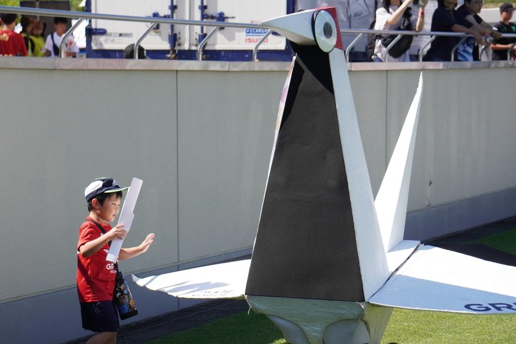 画像: ちびっ子を特技の正座で迎えるキヅール