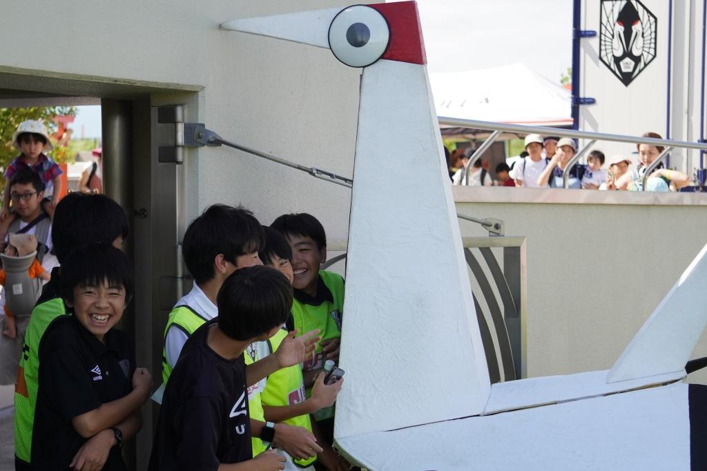 画像: アカデミー生は笑顔でキヅールと戯れた