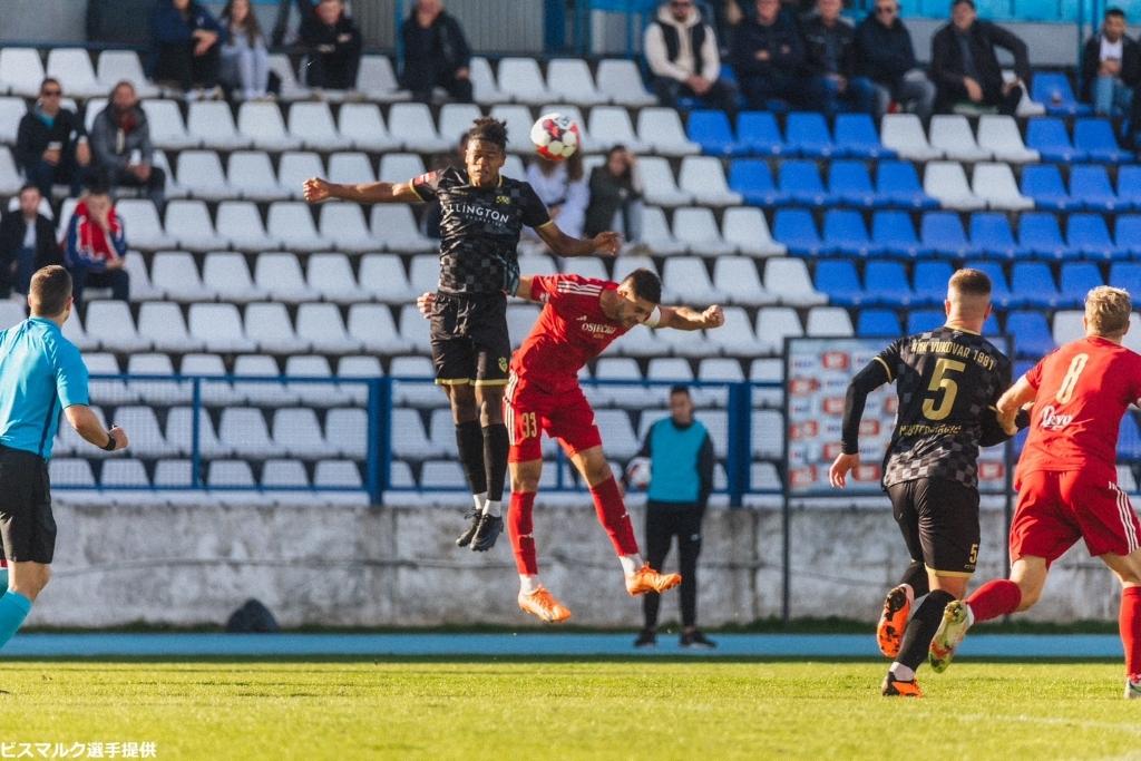 画像: 新天地ヴコヴァルでプレーするビスマルク（左から二人目、黒ユニフォーム）