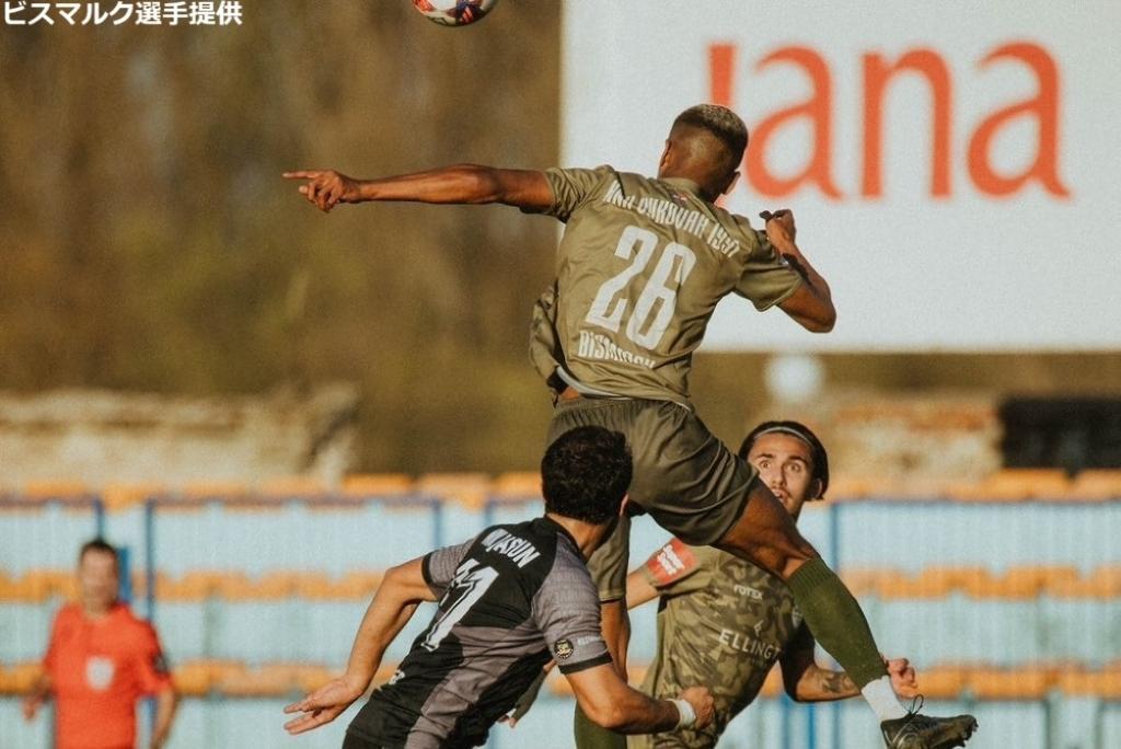 画像: クロアチア人に負けない優れた身体能力を生かして跳躍するビスマルク(中央)