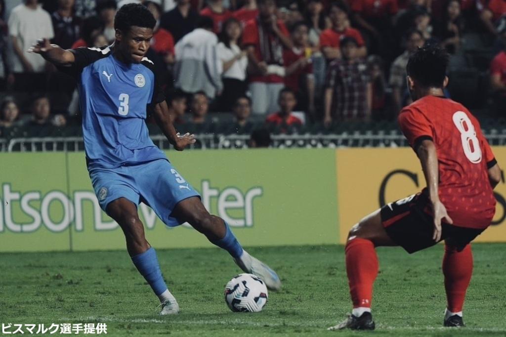 画像: フィリピン代表で鋭いカットインを見せたビスマルク（左）