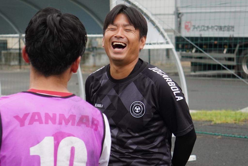 画像: IRIS.F.Cの選手と談笑する遠藤さん（右） (C)Qoly