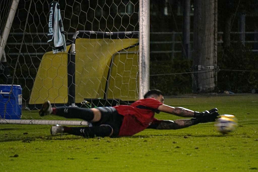 画像: 見事な横っ飛びセーブをするスアレス（写真　浅野凜太郎） (C)Qoly