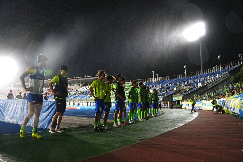 画像: サポーターと向き合う湘南イレブン（写真　浅野凜太郎） (C)Qoly