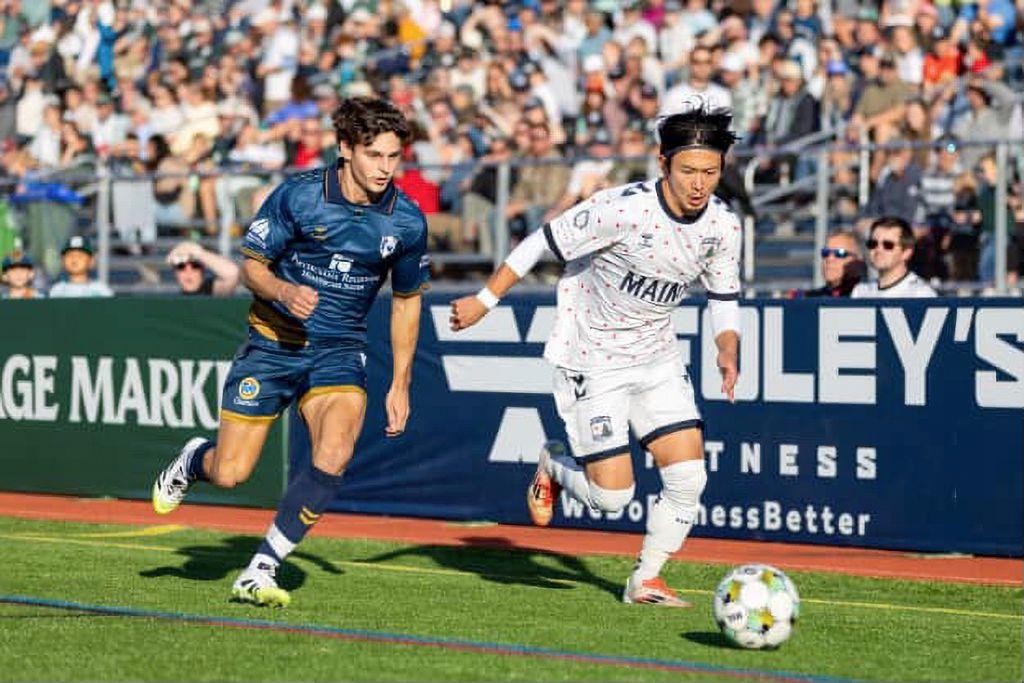 画像: ドリブル突破する和田（右、本人提供写真） (C)Qoly